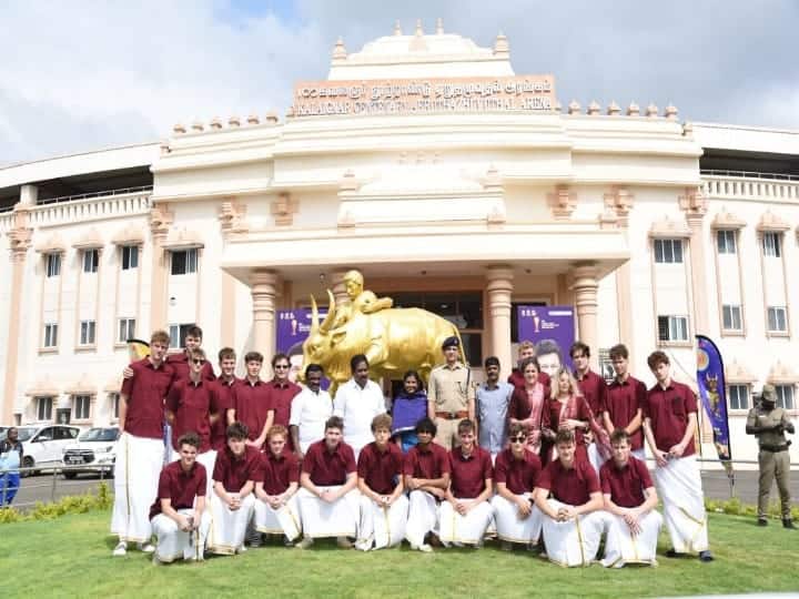 வெளிநாட்டு ஹாக்கி வீரர்கள் வேட்டி சட்டை அணிந்து வந்து ஜல்லிக்கட்டு காளை சிலை முன்பாக புகைப்படம் எடுத்துக் கொண்டது, மதுரை விருந்து உணவு சாப்பிட்டது, ஜல்லிக்கட்டு போட்டியை ஆர்வமுடன் கண்டு களித்தனர்.