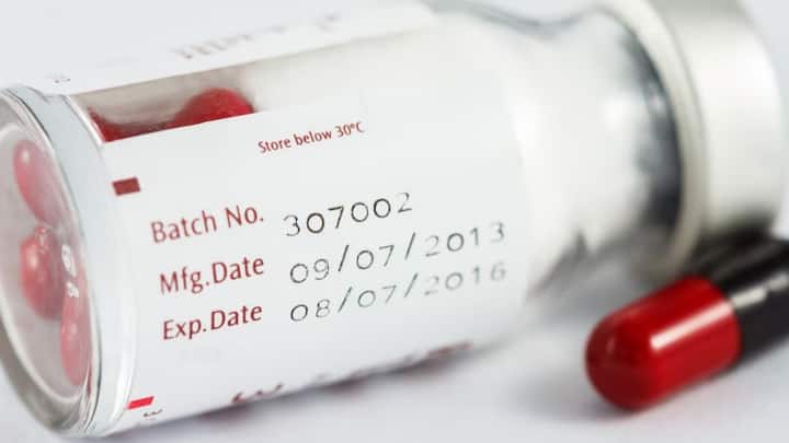 जैसे खाने की चीजों या दवाओं पर एक्सपायरी लिखी होती है. उसी तरह एलपीजी सिलेंडर की भी एक तय वैधता होती है. फर्क बस इतना है कि इसे ज्यादा लोग नोटिस नहीं करते. एक्सपायर सिलेंडर का इस्तेमाल बिल्कुल नहीं करना चाहिए.