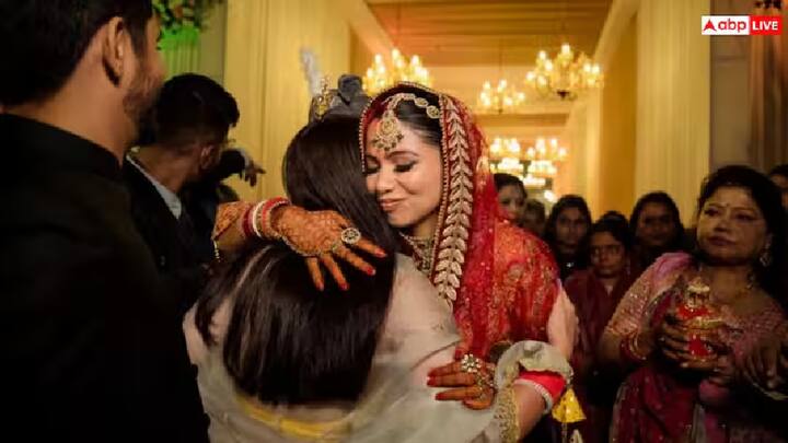 જ્યોતિષી અનિશ વ્યાસના મતે માતાપિતાએ તેમની પુત્રીના વિદાય માટે શુભ સમય શોધવો જોઈએ. આનાથી પુત્રીના લગ્ન જીવનમાં કોઈપણ અનિચ્છનીય ઘટનાનો ભય દૂર થાય છે. વ્યાસજી સમજાવે છે કે શુભ તિથિ, નક્ષત્ર, દિવસ અને યોગ પર દીકરીને વિદાય આપવાથી તેના લગ્ન જીવન અને ભવિષ્ય સુખ અને સમૃદ્ધિથી ભરેલું રહે છે. તે બંને પરિવારોમાં સમૃદ્ધિ લાવે છે. તેથી, વિદાય શુભ સમયે થવી જોઈએ.