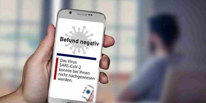 मैलवेयर का फैलाव इसलिए और बढ़ रहा है क्योंकि इसे Malware-as-a-Service मॉडल पर बांटा जा रहा है. यानी कोई भी हैकर बस सब्सक्रिप्शन लेकर इसे डाउनलोड कर सकता है और इससे हमले शुरू कर सकता है. क्लीफी के शोधकर्ताओं ने बताया कि यह वायरस ज्यादातर नकली ऐप्स और फर्जी प्ले स्टोर लिस्टिंग के जरिए फोन में पहुंचता है.
