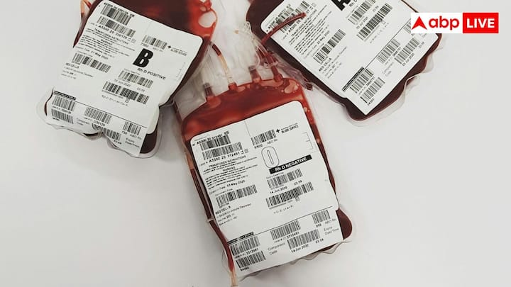 ABO ग्रुप की पहचान इस बात से होती है कि रेड ब्लड सेल्स की सतह पर कौन से एंटीजन छोटे प्रोटीन मार्कर मौजूद हैं. A एंटीजन का मतलब ग्रुप A, B एंटीजन का मतलब ग्रुप B, दोनों का मतलब AB और दोनों के न होने का मतलब ग्रुप O.