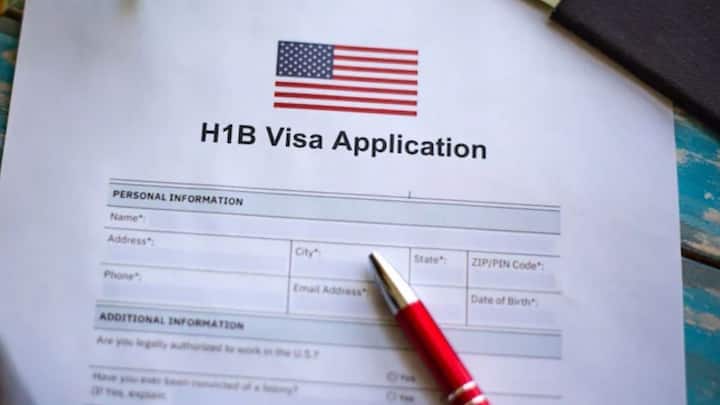 यह पहली बार है जब अमेरिका ने स्किल्ड वर्क वीजा पर इतनी सख्त डिजिटल जांच मैंडेटरी की है. आपको बता दें कि अमेरिका पहले ही स्टूडेंट और विजिटर वीजा पर यह शर्त लागू कर चुका है. अब H-1B में इसे जोड़ने से भारतीयों पर सबसे बड़ा असर पड़ेगा.