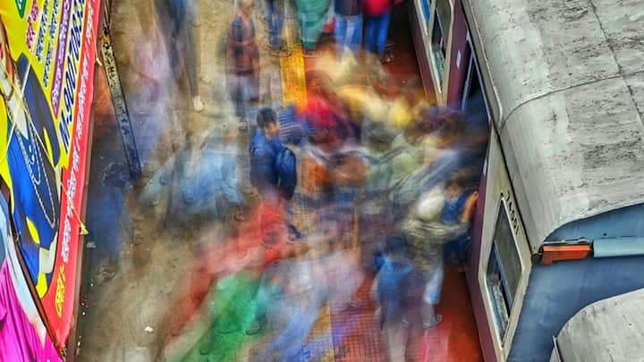 इसके बाद नंबर आता है कोलकाता के सियालदह स्टेशन का, जहां लोकल और मेल ट्रेनों की वजह से भीड़ हमेशा टॉप गियर में रहती है. लेकिन शिंजुकु की बात ही अलग है. यहां ट्रेनों की रफ्तार इतनी तेज है कि हर मिनट दर्जनों ट्रेनें प्लेटफॉर्म में घुसती और निकलती रहती हैं. इस भीड़ के बीच सही गेट ढूंढना किसी पहेली को हल करने जैसा है. 200 गेट्स में से कौन-सा आपको सही प्लेटफॉर्म तक पहुंचाएगा.