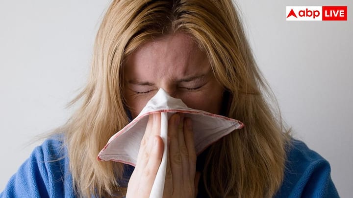 लगभग 18 से 35% लोग फोटिक स्नीज रिफ्लेक्स से ग्रस्त होते हैं. इसमें अचानक तेज रोशनी, खासकर सूरज की रोशनी के संपर्क में आने पर छींक आती है. यह आंख और नाक से जुड़ी नसों की क्रॉस वायरिंग की वजह से होता है.