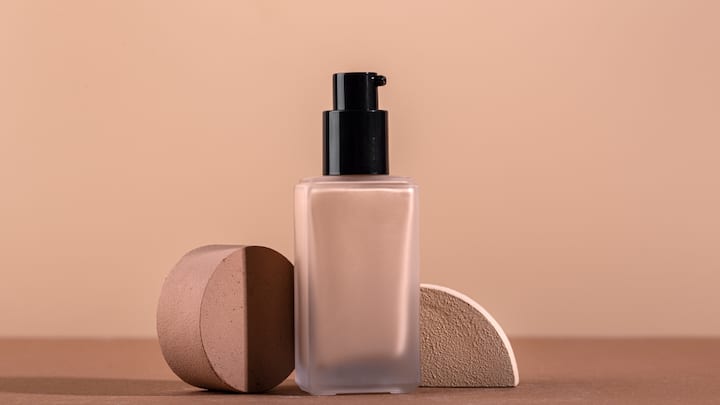 Choose Dewy Foundations for Natural Radiance: Cold air can make matte formulas appear flat, so dewy or creamy foundations add a healthy glow. These hydrating textures move naturally with the skin, preventing patchiness. Their soft sheen enhances winter bridal photos, creating the luminous finish that defines soft-glam elegance. (Image Source: freepik)