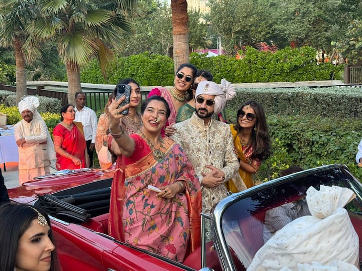 जय पवार यांच्या लग्नासाठी आमदार रोहित पवार आणि नुकतेच विवाह झालेले युगेंद्र पवार यांची उपस्थिती लक्षणीय ठरली. खासदार सुप्रिया सुळेंनी या लग्नसोहळ्याच्या वरातीचे फोटो आणि व्हिडिओ शेअर केले आहेत.