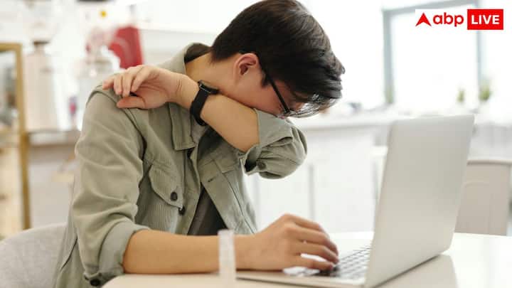 सर्दी, फ्लू और बाकी रेस्पिरेट्री इनफेक्शन नाक के अंदर म्यूकस मेम्ब्रेन में सूजन पैदा करते हैं. जैसे-जाते वायरस बढ़ने लगता है इरिटेशन बढ़ती जाती है. यही वजह है कि छींक बार-बार आती है.