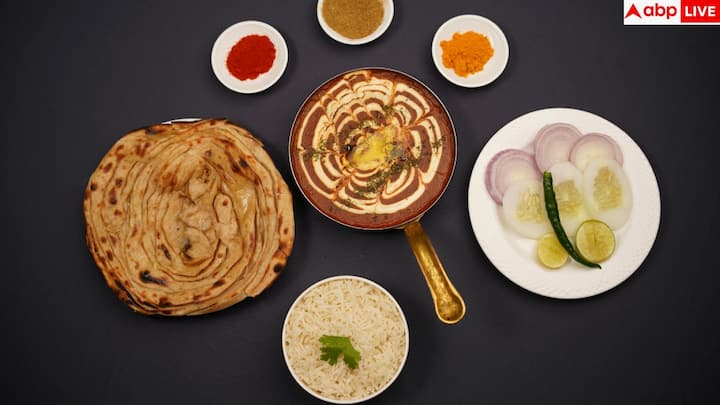 परांठे वाली गली अपने तरह-तरह के स्टफ्ड परांठों के लिए मशहूर है. देसी घी में तले हुए ये परांठे आलू, पनीर, मूली, गोभी से लेकर केले और खोये तक की यूनिक फिलिंग्स में मिलते हैं. इन्हें अचार, चटनी और सब्जी के साथ गरम-गरम परोसा जाता है.