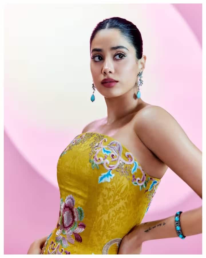 डिजाइनर अनामिका खन्ना ने अपने इंस्टाग्राम पर ये तस्वीरें शेयर की हैं। जान्हवी पीले रंग की प्लीटेड स्कर्ट और मैचिंग ऑफ-द-शोल्डर टॉप में बेहद खूबसूरत लग रही हैं।