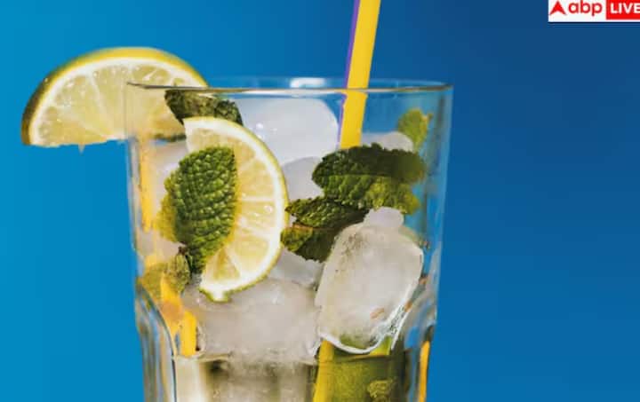 ਗੁਰਦੇ ਦੀਆਂ ਸਮੱਸਿਆਵਾਂ ਹੌਲੀ-ਹੌਲੀ ਵਿਕਸਤ ਹੁੰਦੀਆਂ ਹਨ ਅਤੇ ਪਹਿਲਾਂ ਨਹੀਂ ਪਤਾ ਲੱਗਦਾ। ਸੋਡਾ ਛੱਡਣ, ਐਨਰਜੀ ਡਰਿੰਕਸ ਨੂੰ ਸੀਮਤ ਕਰਨ ਅਤੇ ਸਹੀ ਹਾਈਡਰੇਸ਼ਨ ਬਣਾਈ ਰੱਖਣ ਵਰਗੇ ਛੋਟੇ ਬਦਲਾਅ ਗੁਰਦਿਆਂ ਨੂੰ ਲੰਬੇ ਸਮੇਂ ਲਈ ਸੁਰੱਖਿਅਤ ਰੱਖ ਸਕਦੇ ਹਨ ਅਤੇ ਸਰੀਰ ਵਿੱਚ ਇਲੈਕਟ੍ਰੋਲਾਈਟ ਅਤੇ ਫਿਲਟਰੇਸ਼ਨ ਨੂੰ ਬਿਹਤਰ ਬਣਾ ਸਕਦੇ ਹਨ।