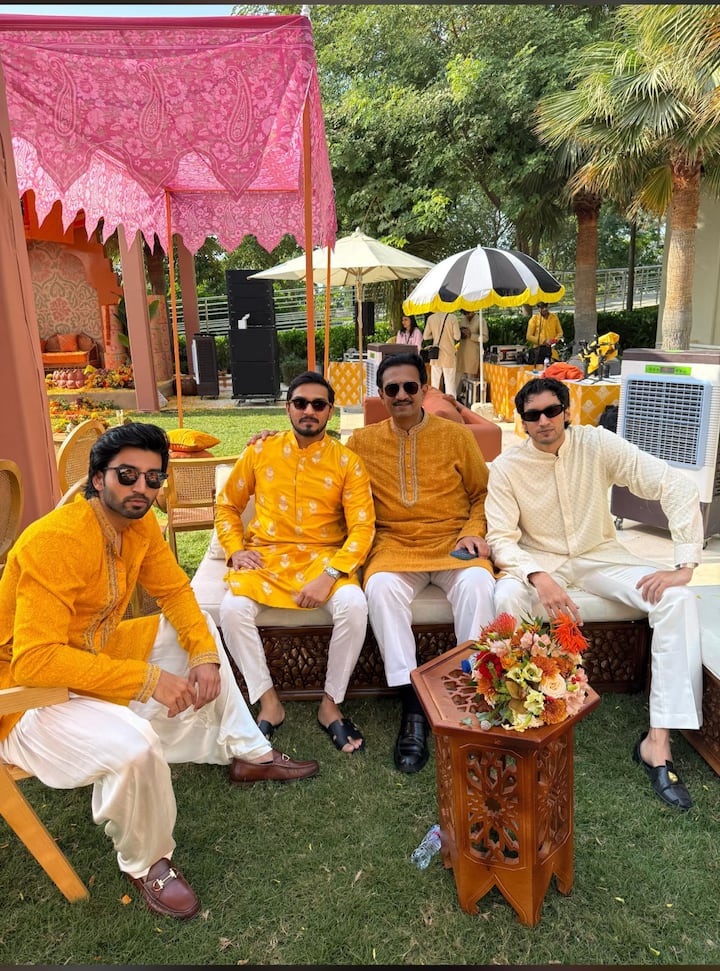 दरम्यान, या लग्नसोहळ्यातील हळदीचेही फोटो समोर आले असून पवार आणि पाटील कुटुंबीयांसह नातलगांच्या चेहऱ्यावरील लग्नाचा आनंदोत्सव लपत नाही