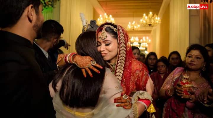 Friday and Sunday are auspicious for the farewell of the daughter. In some beliefs, Monday, Thursday and Saturday are also considered auspicious. But one should avoid bidding farewell on Wednesday. It is best to ask the priest for an auspicious time after looking at the almanac for bidding farewell.