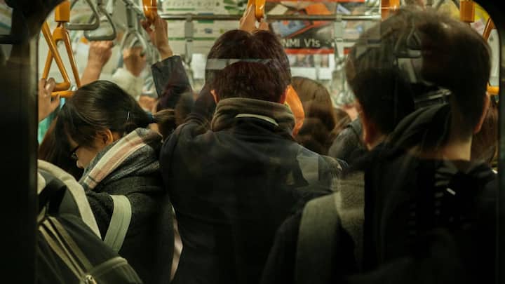 कई बार यात्री प्लेटफॉर्म गिनते-गिनते ही थक जाते हैं और बार-बार रास्ता पूछना यहां आम बात है. किसी को सही प्लेटफॉर्म मिल गया तो वह खुद को भाग्यशाली मानता है, क्योंकि यहां दिशा भटकना उतना ही आसान है जितना भीड़ में खो जाना.