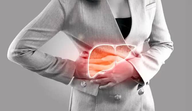 आँखों में सूजन फैटी लिवर रोग का भी एक संकेत है। जब लिवर शरीर में जमा विषाक्त पदार्थों को साफ़ नहीं कर पाता, तो आँखों में सूजन आ सकती है। ऐसा होने पर तुरंत डॉक्टर से सलाह लें।