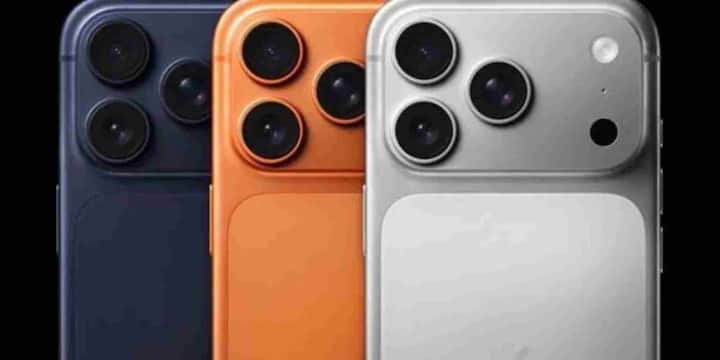 सबसे पहला नाम आता है Apple iPhone 17 Pro Max का जो इस साल का सबसे पावरफुल सेल्फी कैमरा फोन माना जा रहा है. इसमें 18MP का अपग्रेडेड TrueDepth कैमरा दिया गया है जो बेहद शार्प और नेचुरल सेल्फी क्लिक करता है. पीछे की तरफ 48MP का ट्रिपल कैमरा सेटअप और 4x ऑप्टिकल ज़ूम मिलता है जबकि A19 Pro चिप इसकी परफॉर्मेंस को और स्मूद बनाता है. 4823mAh बैटरी और 25W वायरलेस चार्जिंग इसे एक प्रीमियम फ्लैगशिप बनाते हैं. अगर आपका बजट थोड़ा कम है तो iPhone 17 भी समान फ्रंट कैमरा क्वालिटी के साथ अच्छा विकल्प है.