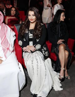 रेड फिल्म फेस्टिवल में ऐश्वर्या राय ने बिखेरा जलवा, ब्लैंक एंड व्हाइट गाउन में लगीं खूबसूरत, फैंस बोले- 'दुनिया की खूबसूत क्वीन'