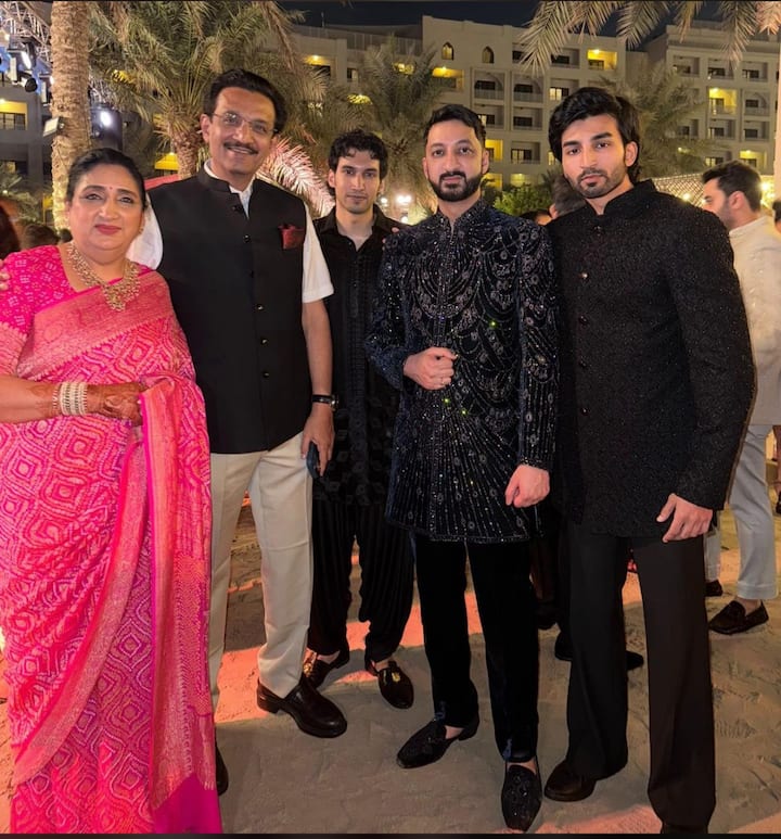 समोर आलेल्या व्हिडिओमध्ये अजित पवार पांढऱ्या रंगाच्या शेरवानी ड्रेसमध्ये डोळ्यावर गॉगल अन् फेटा बांधून नाचताना दिसून येतात. अजित दादांचा डान्स सध्या व्हायरल होत आहे.