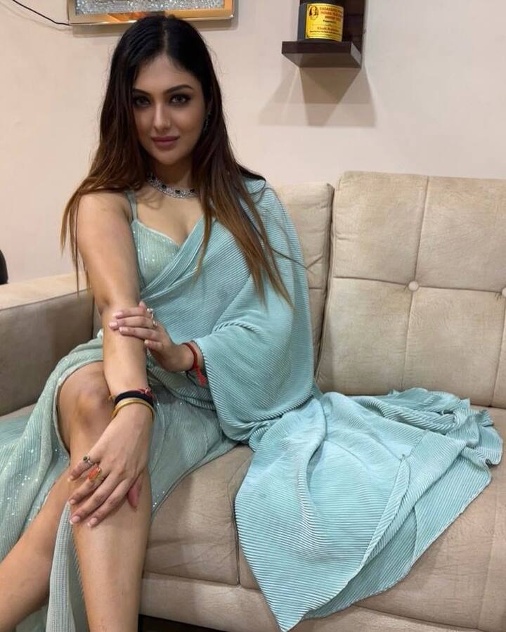 खुशी ने कहा कि बार-बार मैं उनके ऑफिस जाती थी और यही सुनने को मिलता था कि अरबाज मुझे पसंद नहीं करते. अगर फिल्म के नाम पर इवेंट्स ही चलाने थे तो मुझे उस तरह से बोल देते. एक्ट्रेस ने कहा कि उन्हें बहुत बुरा लगा क्योंकि शूट और लोकेशन के नाम पर उनके संग रैकी हो रही थी. फिल्म को उनके नाम से प्रमोट किया जा रहा था. लेकिन मूवी का नामो निशान नहीं है.