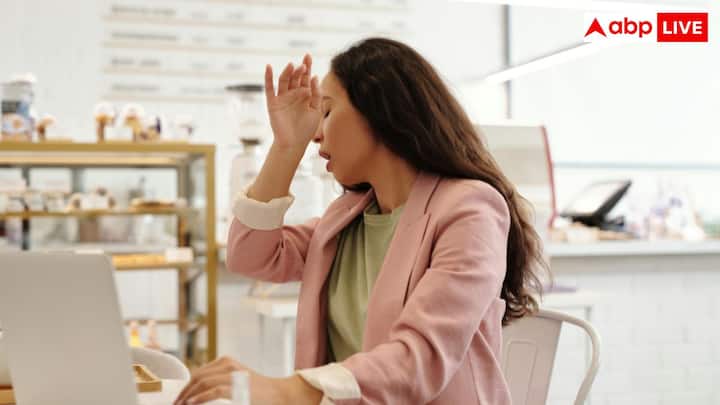 गर्म कमरे से ठंडी हवा में जाने या फिर ठंडी हवा में सांस लेने से भी नाक की नसें अचानक रिएक्ट करती हैं. यह थर्मल झटका एक प्रोटेक्टिव रिस्पांस के तौर पर छींक की वजह बनता है.