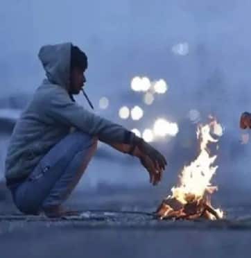 ਸਿਹਤ ਵਿਭਾਗ ਵੱਲੋਂ ਲੋਕਾਂ ਨੂੰ ਚੇਤਾਵਨੀ ਦਿੱਤੀ ਗਈ ਹੈ ਕਿ ਤੇਜ਼ ਠੰਡ ਅਤੇ ਸ਼ੀਤ ਲਹਿਰ ਦੇ ਦੌਰਾਨ ਖ਼ਾਸ ਸਾਵਧਾਨੀਆਂ ਵਰਤਣੀਆਂ ਬਹੁਤ ਜ਼ਰੂਰੀ ਹਨ। ਤਾਪਮਾਨ ਲਗਾਤਾਰ ਘਟਣ ਕਾਰਨ ਬੱਚੇ, ਬਜ਼ੁਰਗ, ਗਰਭਾਸ਼ੀ ਮਹਿਲਾਵਾਂ ਅਤੇ ਦਿਲ-ਫੇਫੜਿਆਂ ਦੀ ਬਿਮਾਰੀ ਵਾਲੇ ਲੋਕ ਸਭ ਤੋਂ ਵੱਧ ਪ੍ਰਭਾਵਿਤ ਹੋ ਸਕਦੇ ਹਨ।