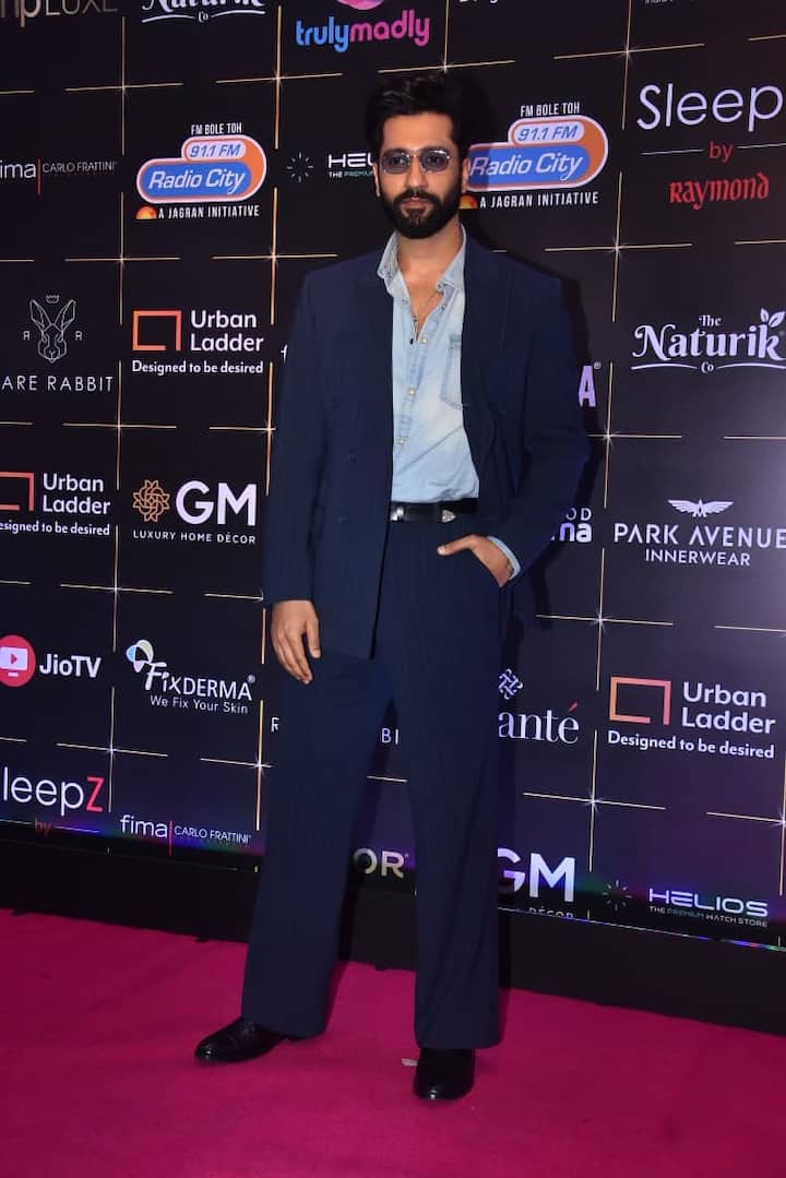 अवॉर्ड फंक्शन में विक्की ने अपने लुक से सभी को इंप्रेस कर दिया.