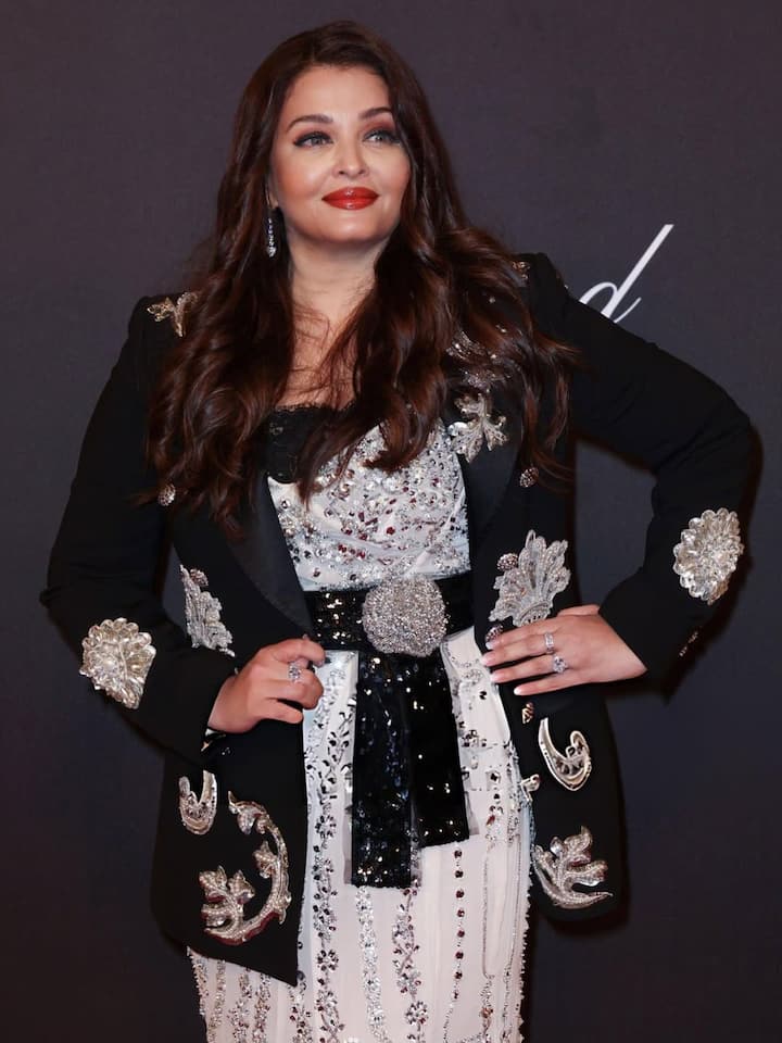 ऐश्वर्या के हेयर स्टाइल की बात करें तो उन्होंने हमेशा की तरह ही ओपन हेयर रखे थे. उनकी इन फोटोज की जमकर तारीफ हो रही है.