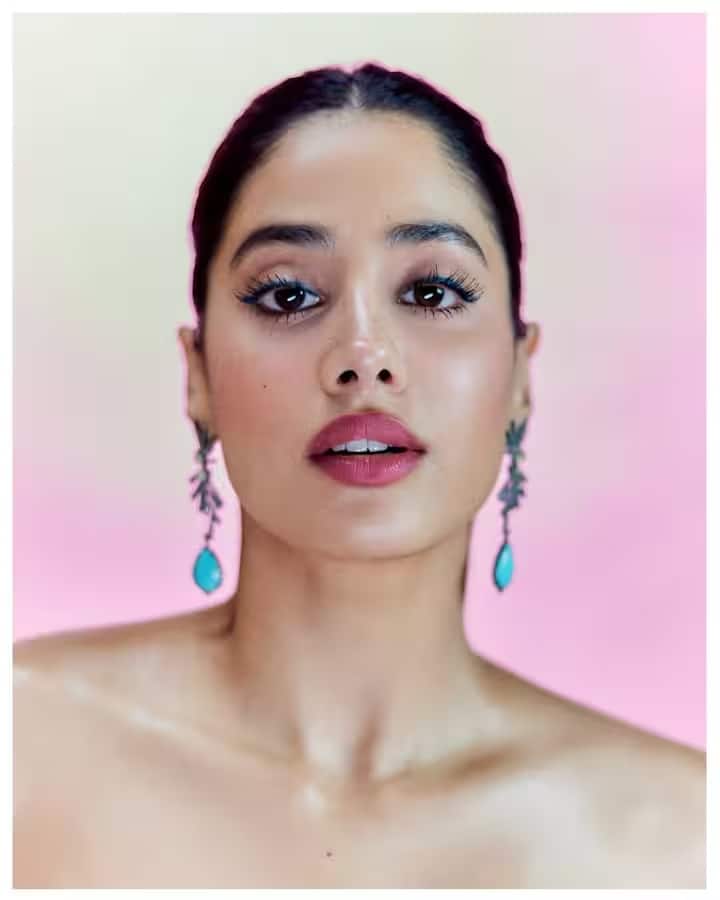 मेकअप में जान्हवी ने स्मोकी आईज़ और पिंक लिपस्टिक लगाई थी। आईलैश एक्सटेंशन ने उन्हें क्लासी लुक दिया था।