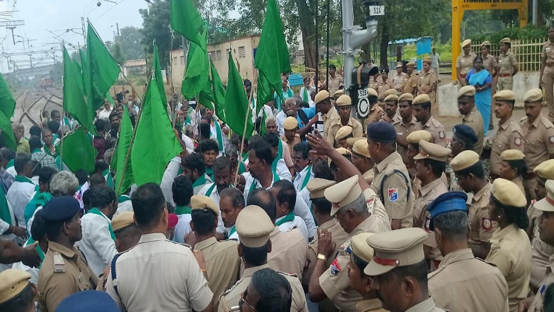 மேகதாட்டு அணை கட்டும் திட்ட அறிக்கை தாக்கல் செய்ய அனுமதித்ததை கண்டித்து தஞ்சையில் ரயில் மறியல்