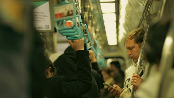 दूसरी ओर, भारत में सबसे व्यस्त स्टेशन का ताज हमेशा की तरह हावड़ा जंक्शन के पास ही रहता है. 23 प्लेटफॉर्म और रोजाना 1000 से ज्यादा ट्रेनों के साथ यहां की भीड़ भी किसी चुनौती से कम नहीं है.