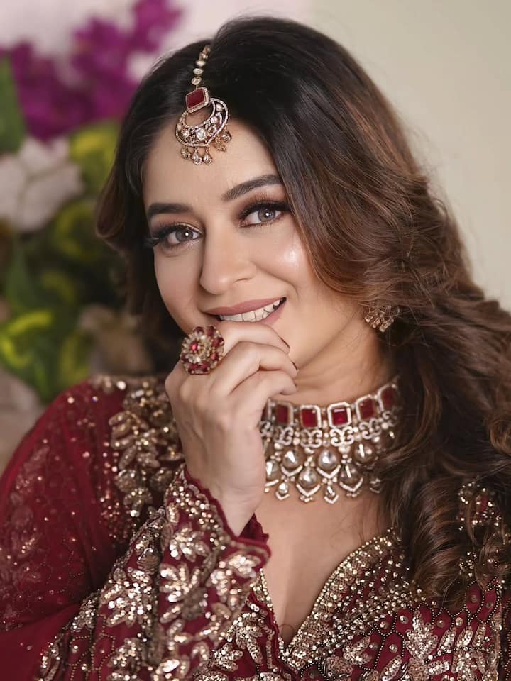 माही विज बेशक इतने सालों से टीवी से दूर थीं. लेकिन, सोशल मीडिया पर एक्टिव रहती थीं. इंस्टाग्राम पर एक्ट्रेस के 2.2 मिलियन फॉलोवर्स हैं.