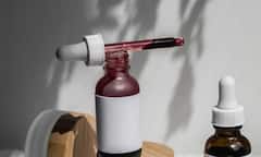 ग्लाइकोलिक एसिड क्यों कहलाता है लिक्विड गोल्ड? डर्मेटोलॉजिस्ट से जानें 5 हैरान करने वाले फायदे