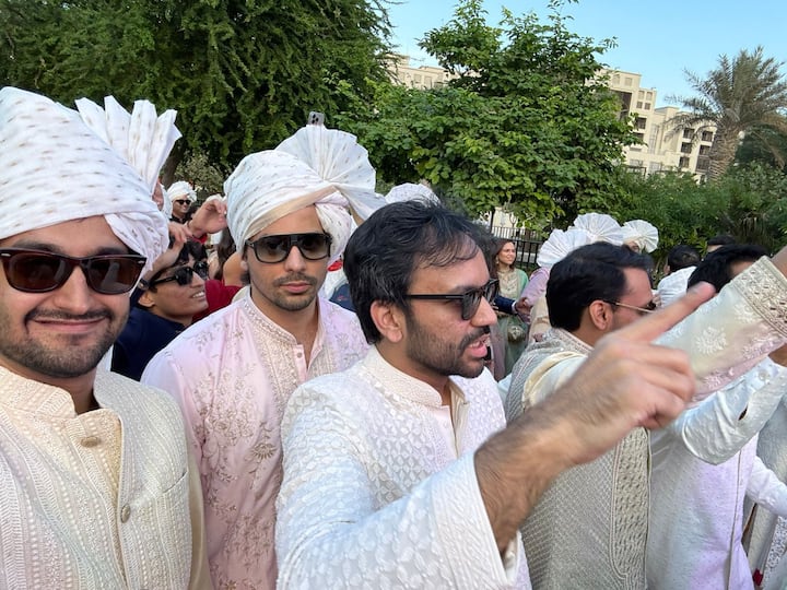 बहरीनमधील या शाही लग्नसोहळ्यासाठी पवार–पाटील कुटुंबीयांकडून केवळ 400 पाहुण्यांना निमंत्रण देण्यात आलं आहे. या लग्नाची सर्वत्र चर्चा सुरू असतानाच अजित पवारांचे सख्खे लहान भाऊ श्रीनिवास पवार बहरीनला लग्नाला गेले नाहीत.