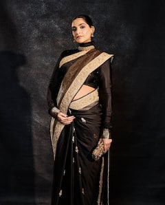 ब्लैक साड़ी पहन सोनम कपूर ने फ्लॉन्ट किया बेबी बंप, टर्टल नेक ब्लाउज में दिखा क्लासी लुक|