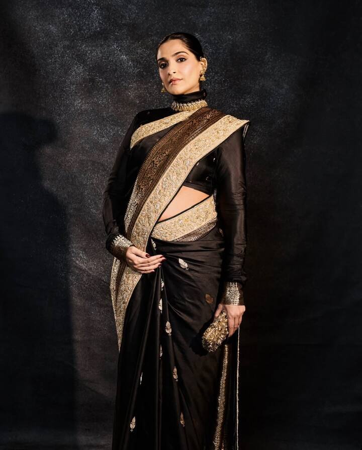 अबू जानी संदीप खोसला और स्वदेश इंडिया की डिजाइन की हुई इस ब्लैक ब्रोक्रेड साड़ी में सोनम बला की हसीन दिख रही हैं.
