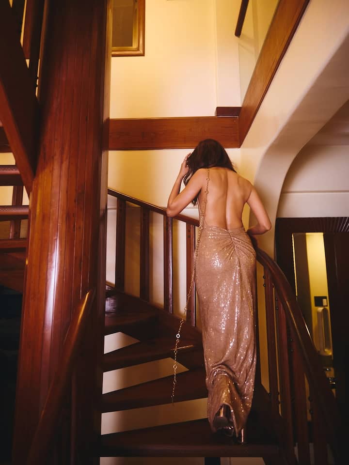 Now talking about the latest post, the actress has shared many of her pictures in a backless dress. In this stylish outfit which suits her very well, the actress has also flaunted her lean figure very well.