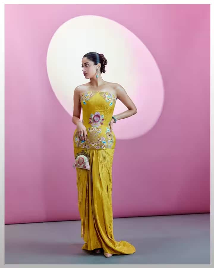जान्हवी कपूर का येलो आउटफिट सोशल मीडिया पर खूब चर्चा में है। आप इसे अपनी दोस्त की हल्दी सेरेमनी में ट्राई कर सकती हैं।