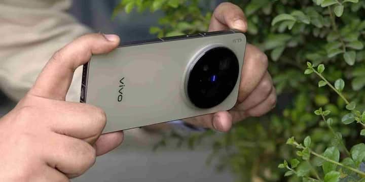 Vivo X300 Pro भी इस साल की टॉप सेल्फी लिस्ट में मजबूती से शामिल है. 50MP फ्रंट कैमरा और Zeiss ऑप्टिक्स की मदद से यह अल्ट्रा-प्रोफेशनल सेल्फी आउटपुट देता है. 200MP सेंसर वाला रियर सेटअप और Dimensity 9500 प्रोसेसर इसे एक बेहतरीन फोटोग्राफी मशीन बनाते हैं.
