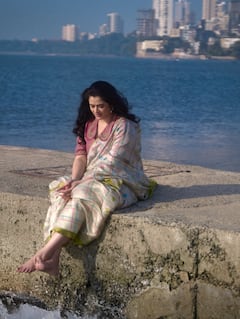 हा सागरी किनारा... नॅशनल क्रश पुन्हा चर्चेत, निळाभोर समुद्र, मंद वारा अन् गिरीजाचा लाजरा नं साजरा मुखडा