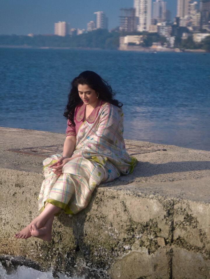 गिरीजा ओकचे फोटो व्हायरल झाल्यानंतर नेटीझन्सने तिच्या सौंदर्यावर भरभरुन व्यक्त होत तिचं कौतुक केलं होतं. त्यानंतर, तिनेही या अचानक झालेल्या नेटीझन्सच्या गुड ट्रोलिंगवर समाधान व आनंद व्यक्त केला