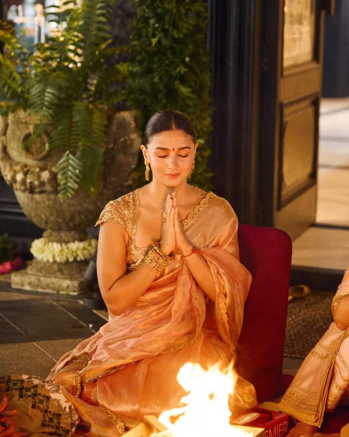 आलिया इस फोटो में पूजा में बैठी नजर आ रही हैं. उन्होंने साड़ी पहनी थी. जिसमें वो बहुत ही प्यारी लग रही थीं.