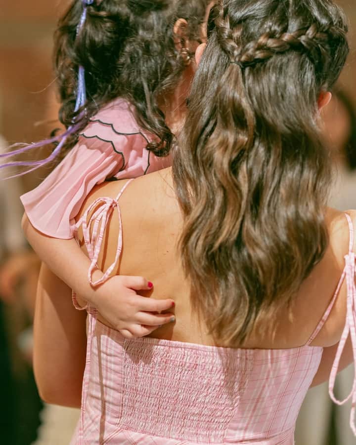 आलिया ने राहा की बर्थडे पार्टी की फोटोज शेयर की हैं. जिसमें राहा और आलिया ट्विनिंग करती नजर आ रही हैं.