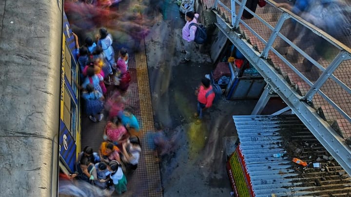 शिंजुकु का फैलाव किसी एयरपोर्ट से कम नहीं है. स्टेशन परिसर में 36 प्लेटफॉर्म, 200 से ज्यादा गेट, और हर दिशा में निकलते दर्जनों रास्ते इसे एक ऐसी धड़कती संरचना बनाते हैं, जो मिनट-दर-मिनट शहर की रफ्तार को चलाती रहती है.