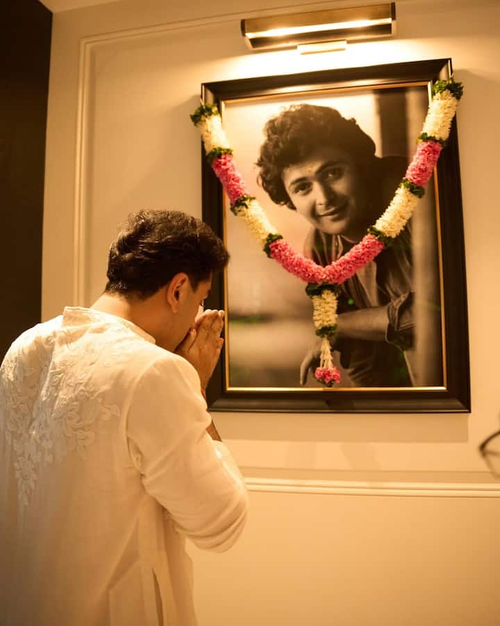 इस घर में उन्होंने ऋषि कपूर की एक खास फोटो भी लगाई है. जिसके आगे रणबीर हाथ जोड़ते नजर आए.