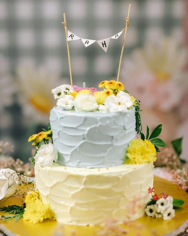 आलिया ने बेटी राहा के बर्थडे पर बहुत ही प्यारा केक बनवाया था. जिसकी झलक भी उन्होंने फैंस को दिखाई है.