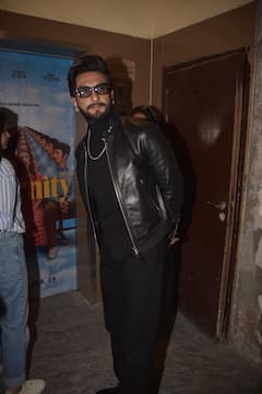 धुरंधर की रिलीज के बाद पीवीआर पहुंचे रणवीर सिंह, ब्लैक आउटफिट में दिखा स्वैग