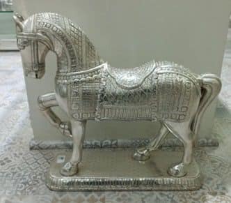 PM मोदी ने पुतिन को महाराष्ट्र का हाथ से बना सिल्वर हॉर्स भी दिया है. इस पर बारीक डिटेलिंग की गई है. यह भारत की मेटल क्राफ्ट परंपराओं की खूबसूरती दिखाता है. भारतीय और रूसी दोनों संस्कृतियों में मनाई जाने वाली गरिमा और बहादुरी का प्रतीक है, यह साझा विरासत और आपसी सम्मान को दिखाता है. इस घोड़े का संतुलित, आगे बढ़ने वाला रुख भारत-रूस की स्थायी और हमेशा आगे बढ़ती साझेदारी का एक उदाहरण है.