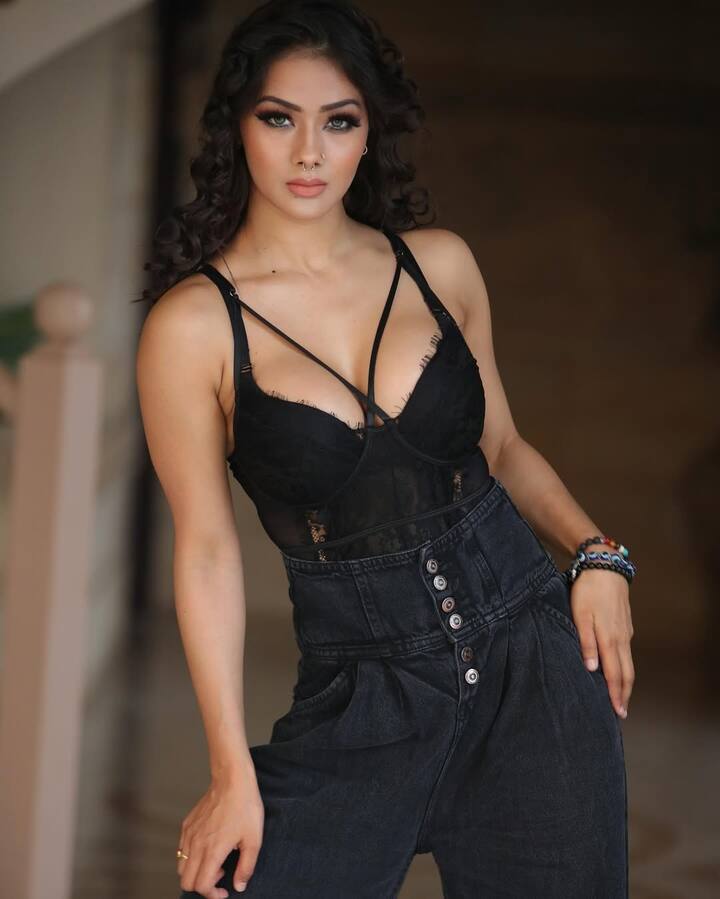 અભિનેત્રીએ હાલમાં જ તસવીરો શેર કરી છે. આ તસવીરોમાં નમ્રતા ઓલ બ્લેક લુકમાં જોવા મળી રહી છે.