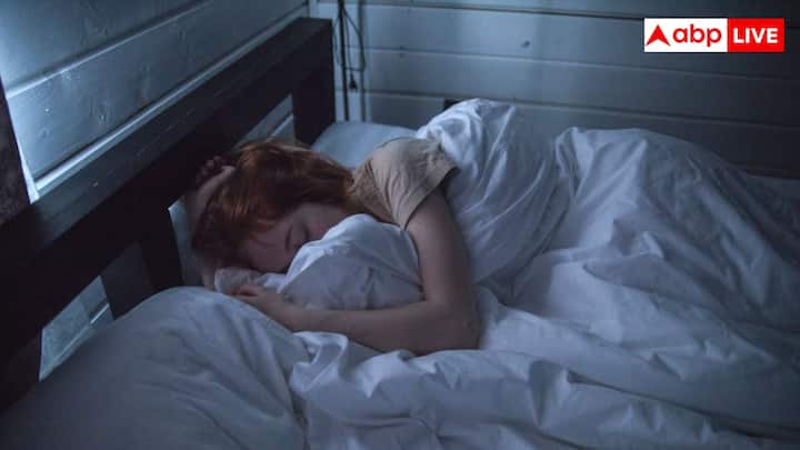 कुछ एक्सपर्ट्स बताते हैं कि लगातार 7 से 8 घंटे की नींद सबसे नेचुरल और रेस्टोरेटिव मानी जाती है. क्योंकि शरीर सभी नींद के लेवल जैसे डीप स्लीप और रेम से आराम से गुजरता है.