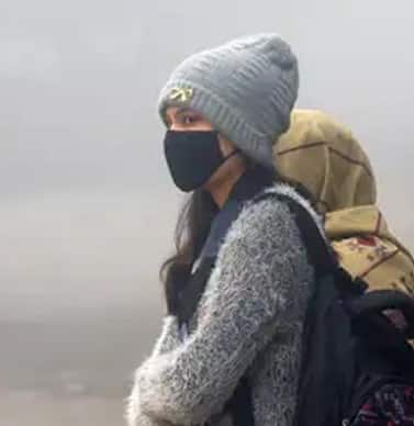 ਇਸ ਲਈ ਘਰ ਤੋਂ ਬਾਹਰ ਨਿਕਲਣ ਵੇਲੇ ਗਰਮ ਕੱਪੜੇ, ਕੈਪ, ਦਸਤਾਨੇ ਅਤੇ ਮੋਜ਼ੇ ਪਹਿਨਣ ਦੀ ਸਲਾਹ ਦਿੱਤੀ ਗਈ ਹੈ। ਨਾਲ ਹੀ, ਸਰੀਰ ਨੂੰ ਗਰਮ ਰੱਖਣ ਲਈ ਗਰਮ ਪਾਣੀ, ਸੂਪ ਅਤੇ ਗਰਮ ਭੋਜਨ ਲੈਣਾ ਲਾਭਦਾਇਕ ਹੈ। ਠੰਡੇ ਹਵਾਵਾਂ ਵਿਚ ਲੰਮਾ ਸਮਾਂ ਨਾ ਬਿਤਾਉਣ ਅਤੇ ਸਵੇਰੇ-ਸ਼ਾਮ ਬਿਨਾਂ ਲੋੜ ਬਾਹਰ ਜਾਣ ਤੋਂ ਬਚਣ ਦੀ ਵੀ ਚਿਤਾਵਨੀ ਜਾਰੀ ਕੀਤੀ ਗਈ ਹੈ।