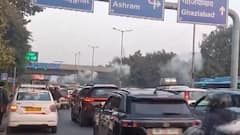 दिल्ली में प्रदूषण से लड़ने की ओर एक और कदम, सड़कों पर लगे खंभों से हो रही पानी की बौछार